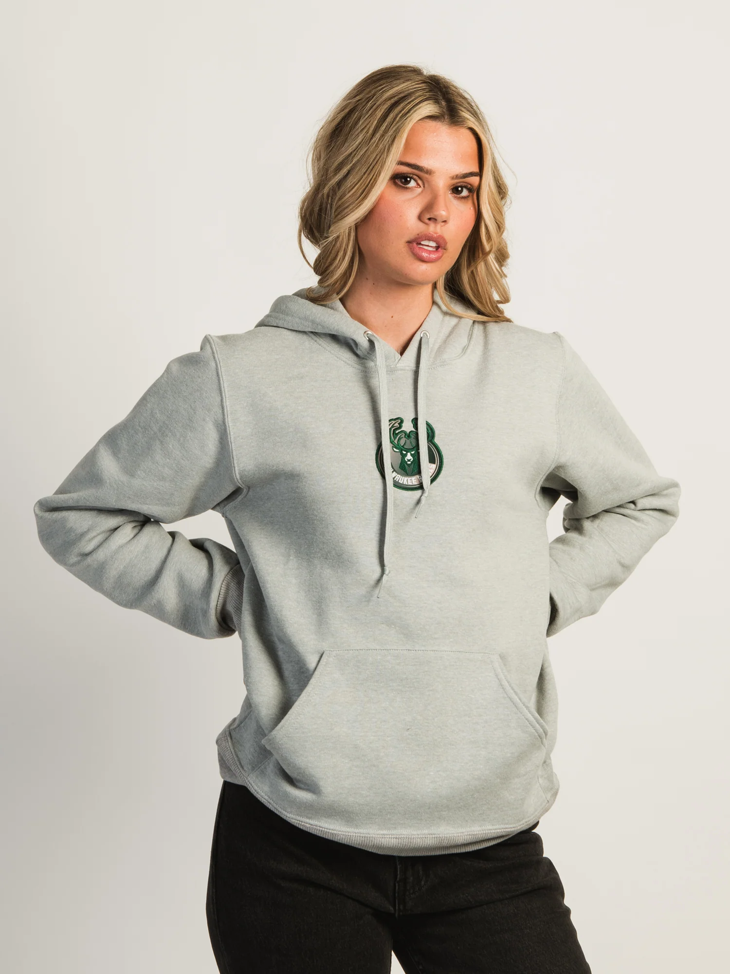 NBA MILWAUKEE BUCKS GRDIENT EMBROIDERED HOODIE - Image 4