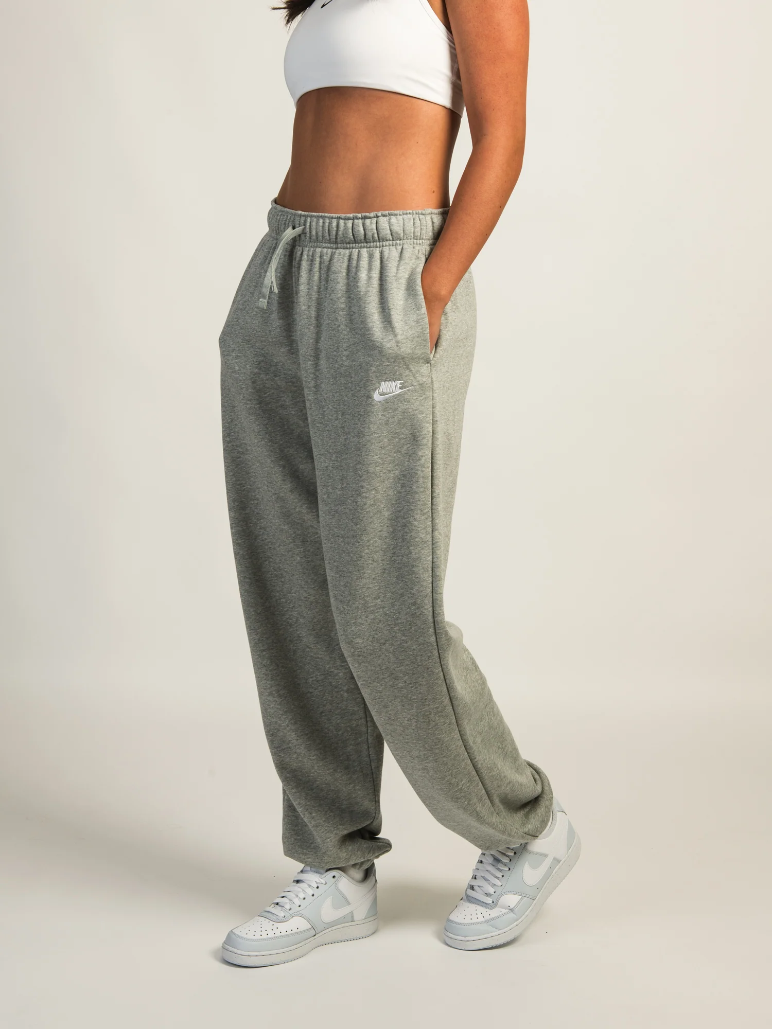 NIKE CLUB MIDRISE OVERSIZE SWEATPANTS - Image 3