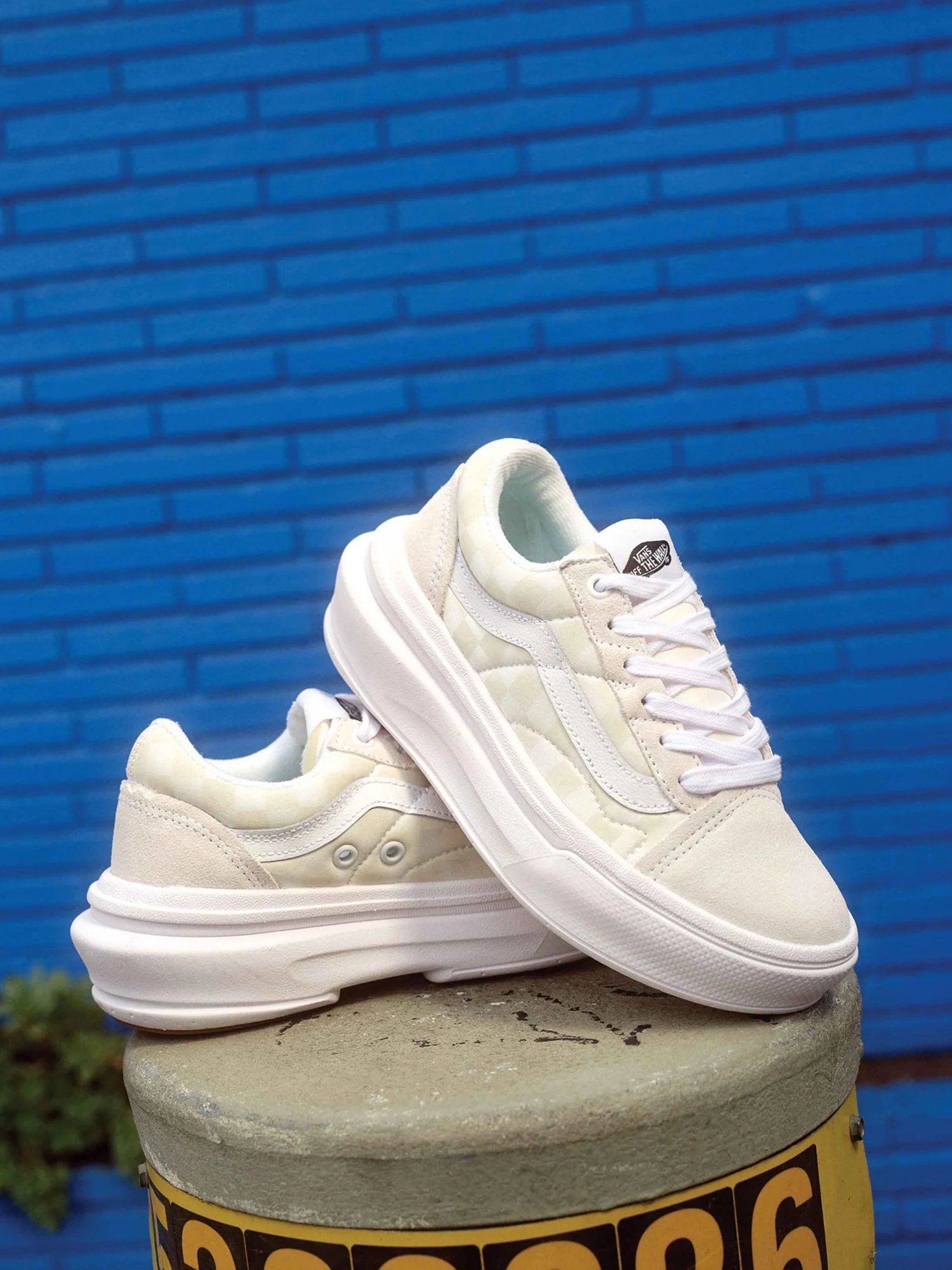 WOMENS VANS OLD SKOOL OVERT CC - CLEARANCE - Image 6